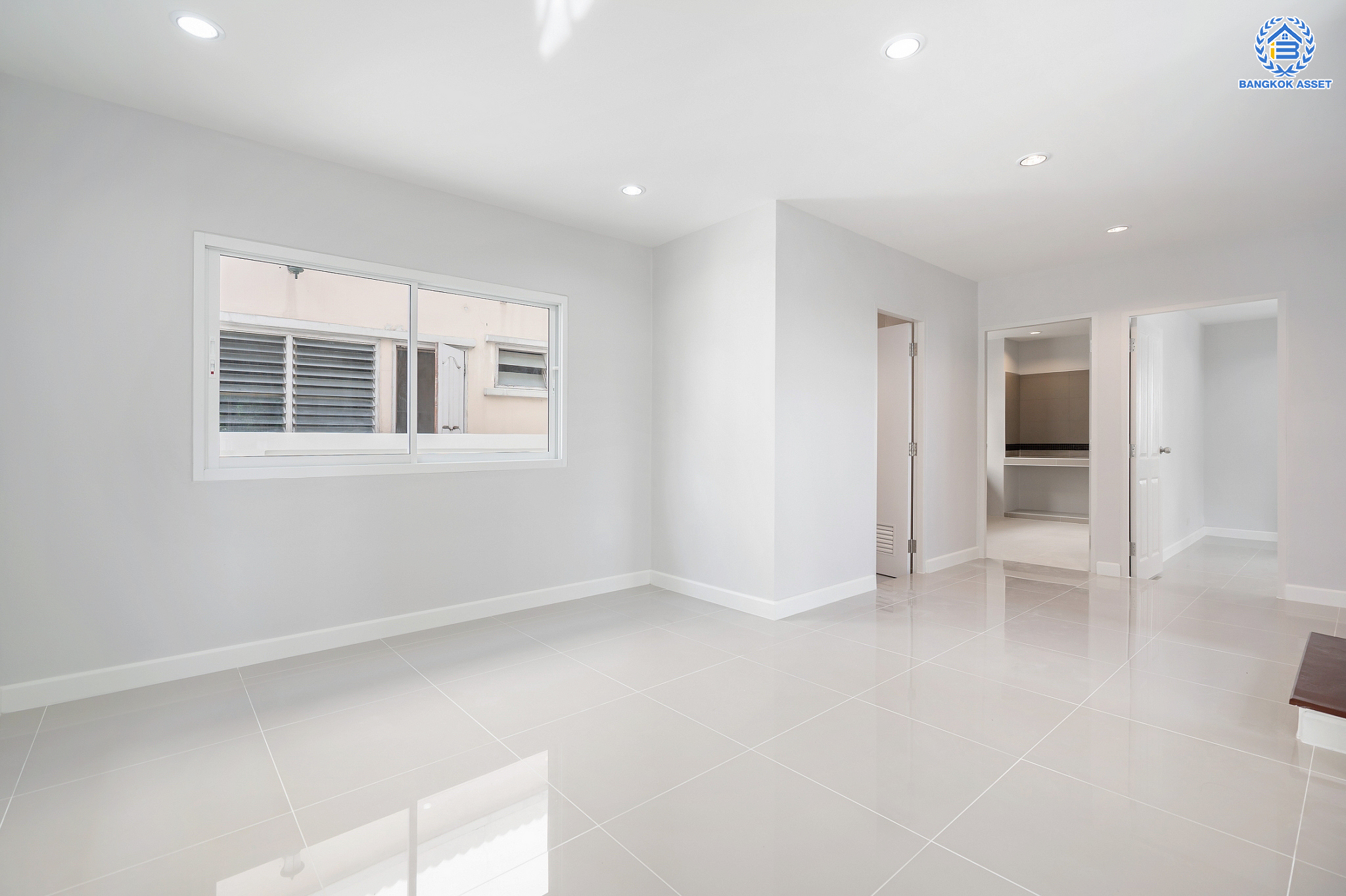 บ้านมือสองตกแต่งใหม่ ม.เพชรวัฒนะ เลียบคลองประปา บ้านเดี่ยว เนื้อที่ 50 ตร.ว. ฟังก์ชันพร้อม 3 ห้องนอน 3 ห้องน้ำ 1 ห้องอเนกประสงค์ จอดรถได้ 1 คัน ภายในตกแต่งดีไซน์ทันสมัย บนทำเลที่เชื่อมต่อถนนแจ้งวัฒนะ, ถนนศรีสมาน, ถนนสรงประภา  เดินทางสะดวก ใกล้ทางด่วน "บางประอิน-ปากเกร็ด" ใกล้รถไฟฟ้าสายสีชมพู "สถานีศรีรัช"